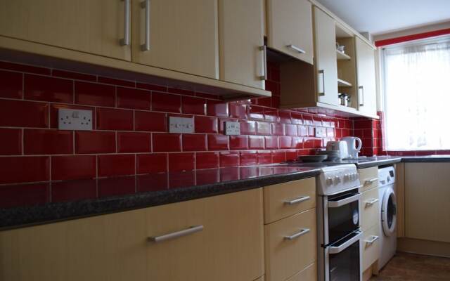 Spacious 2 Bedroom House in Bow