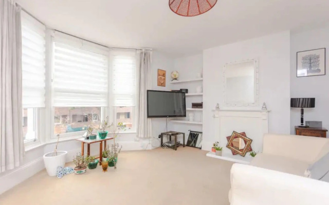 Cheerful 1 Bedroom Apartment in Vibrant Maida Vale