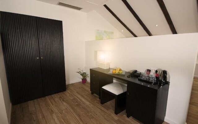 Dolphin Suites Hotel
