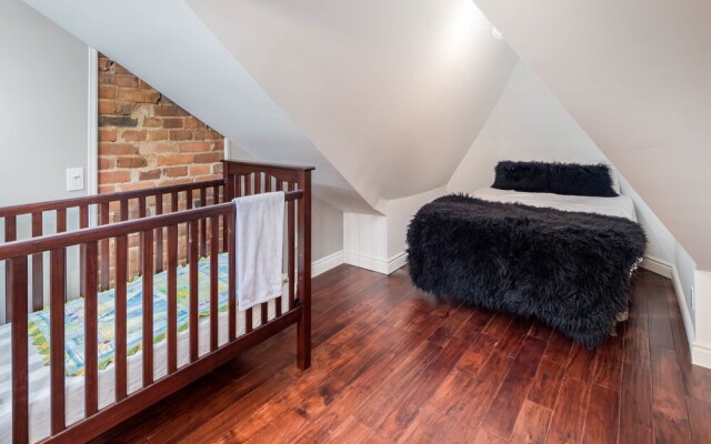 QuickStay - Chic & Modern Townhouse in Little Italy