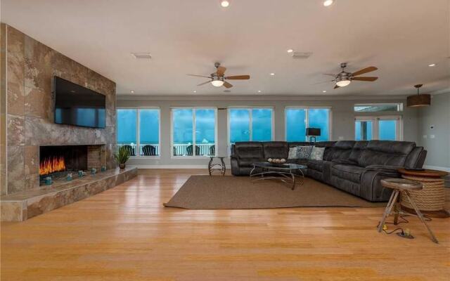 Beachfront Sapphire - Six Bedroom Home