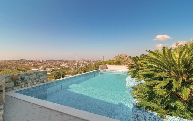 Beautiful Home in Mravince With Wifi and 2 Bedrooms