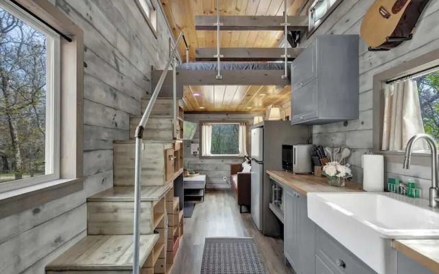 Willie the Modern Tiny Home W/hot-tub & Firetable