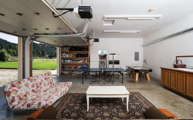 Alpine Acres Lodge 3 Bedroom Home by NW Comfy Cabins by RedAwning