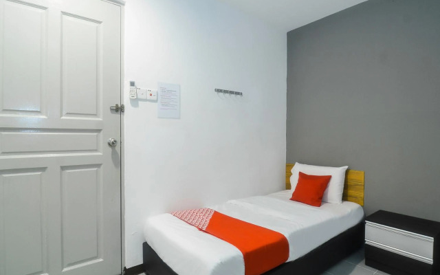 OYO 89465 Golden Lounge