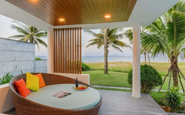 Luxe 6BR Beachfront Villa: Group Getaway Haven