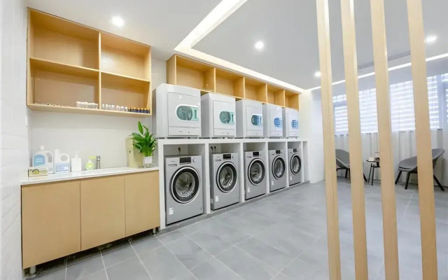 Borrman Hotel(Shanghai Hongqiao Railway Station National Exhibition Center Shop)