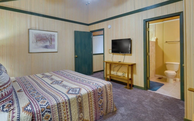 Gatlinburg Cabin Rental: 3 Mi to Downtown