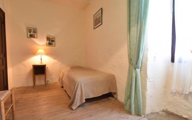 Vintage Holiday Home in Besse with Swimming Pool