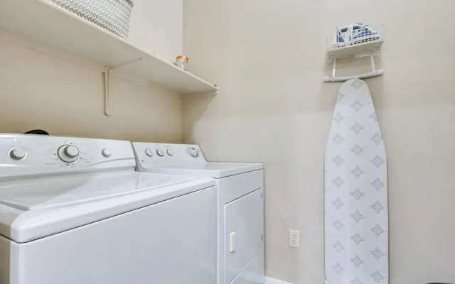 Tucson Condo Rental w/ Balcony + Mountain View!