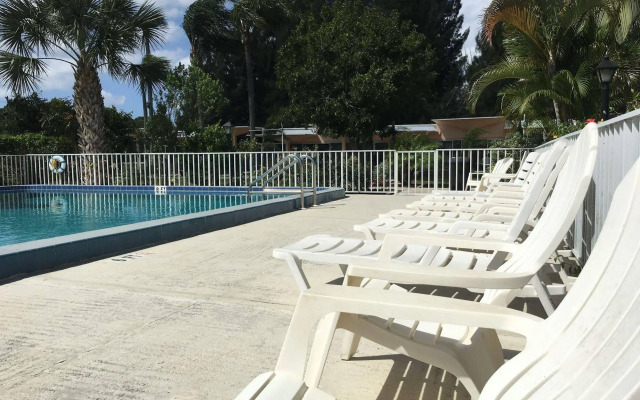 Warm Mineral Springs Motel