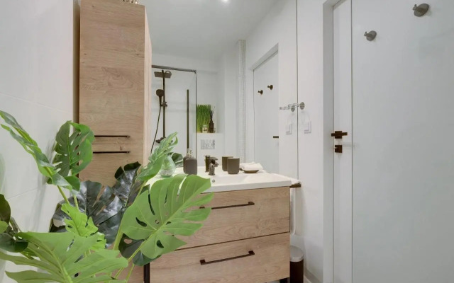 Luxurious 3BR APT Center