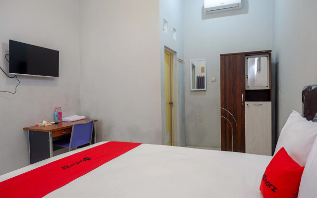 RedDoorz near Patung Kuda Solo Baru