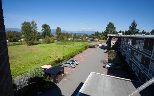 Days Inn by Wyndham Surrey Hotel