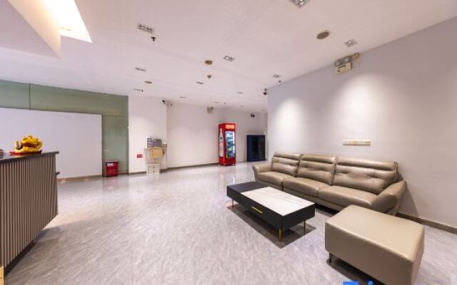 Xicheng Business Hotel (Shenzhen Shuanglong Metro Station)