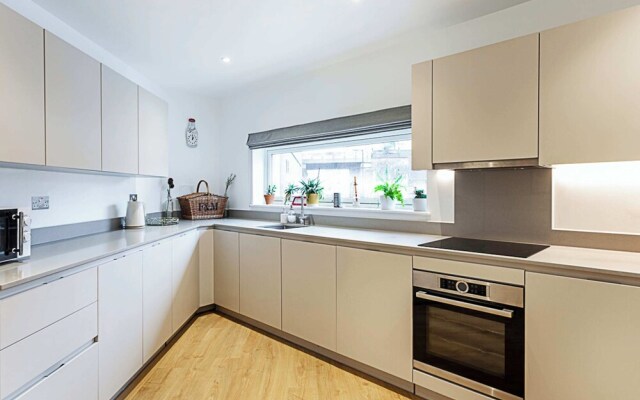 Quiet and Spacious Four Bedroom House