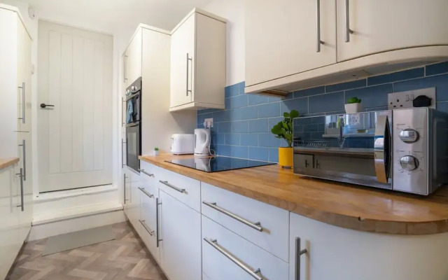 Cozy 3 Bed Apartment - Parking