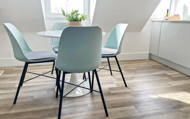 EasyStays - Modern Apartments in Windsor with Parking