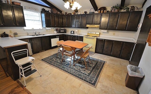 Aztex Retreat - Three Bedroom Cabin