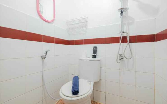 New Furnished 2BR at Mutiara Bekasi Apartment By Travelio – Bathroom – Bekasi