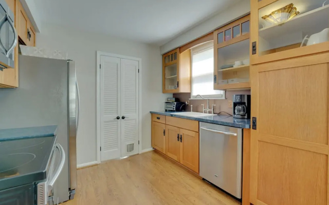 5 Mi to Downtown: Royal Oak Bungalow!