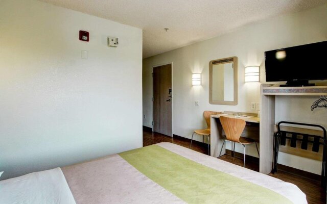 Super 8 by Wyndham Aurora East