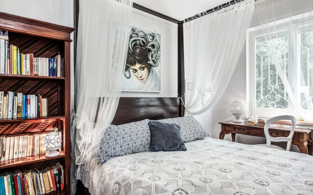 Medusa and the Seahorse Villa