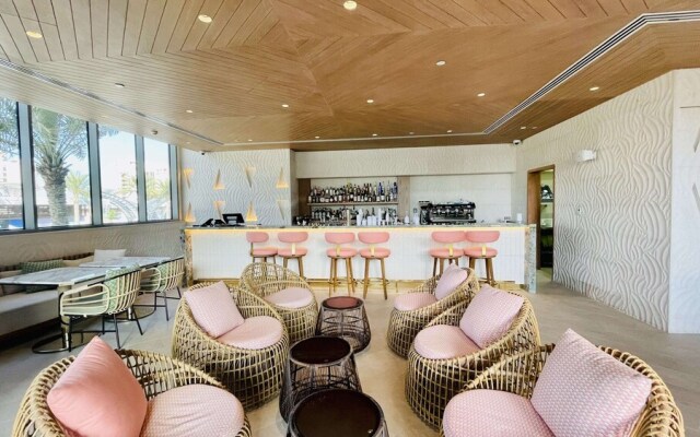 LUX Iconic Views at The Palm Tower 5