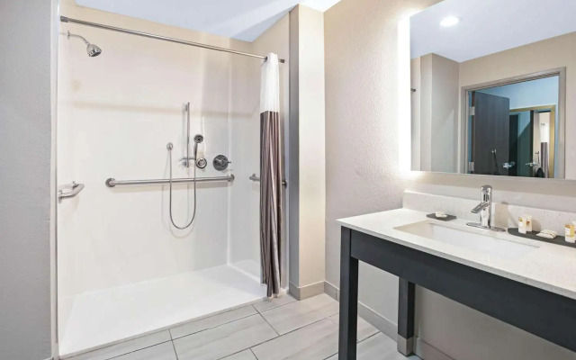 La Quinta Inn & Suites by Wyndham DFW West-Glade-Parks