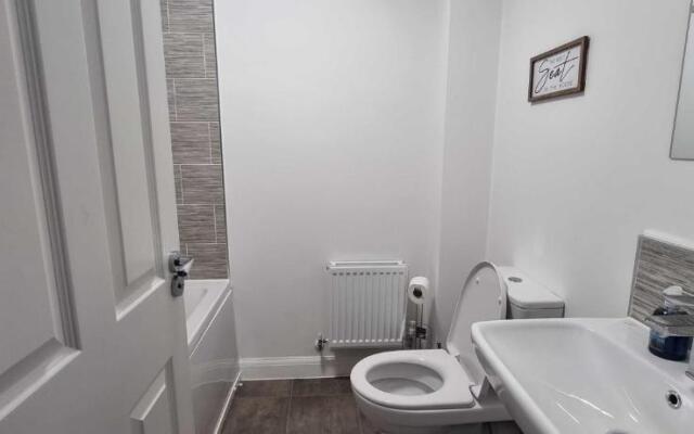 Near City Centre 4 Bed 2 Bath House with Parking, Digbeth, Birmingham