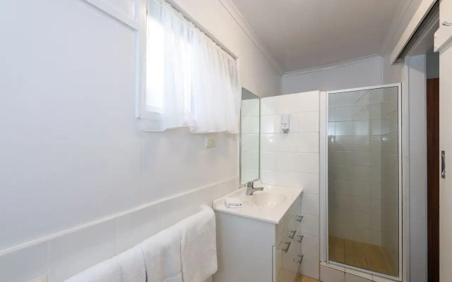 Riviera on Ruthven Motel