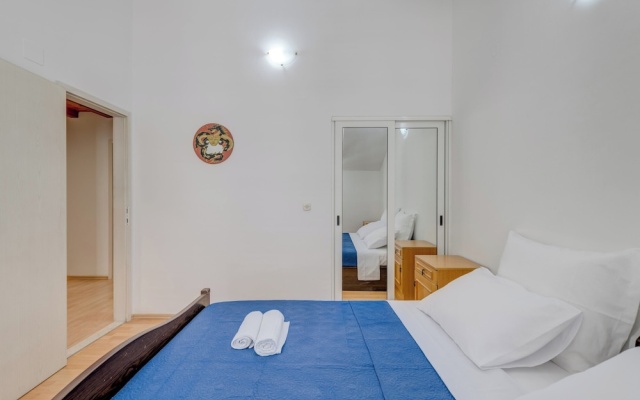 Spacious Apartment w Three Balconies and Parking