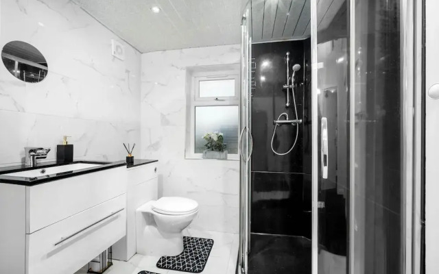 Harborne House 4 Bedroom Contractor Qe Hospital