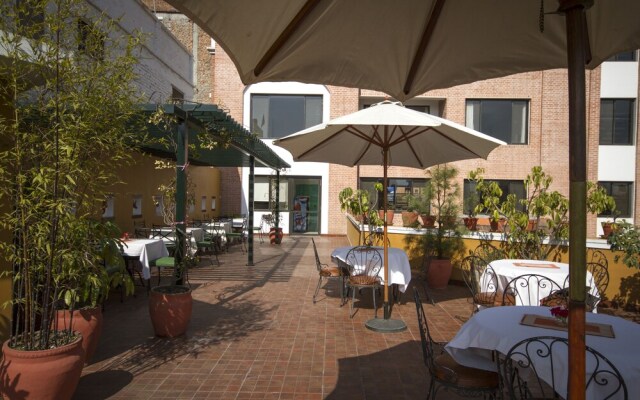 Hotel Ambassador, Chauni