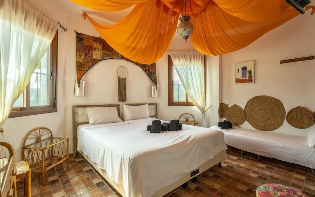 Sayalonga Villa Retreat With 7 Bedrooms