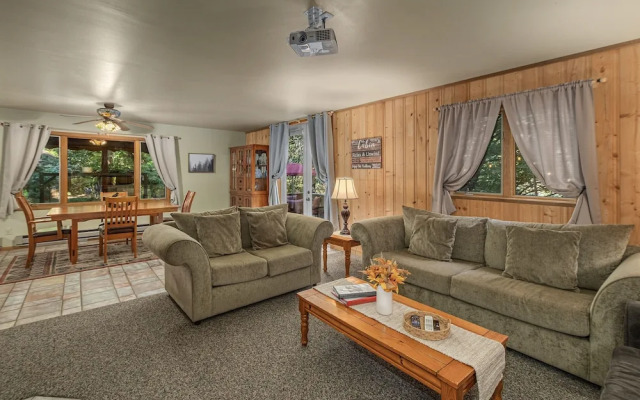 Bear Paw 2 Bedroom Home by NW Comfy Cabins by RedAwning