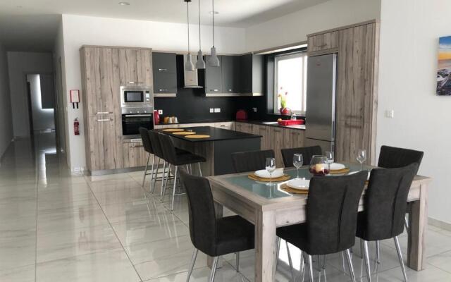 Penthouse in Marsaxlokk with panoramic views: 3 bedrooms, 2 baths
