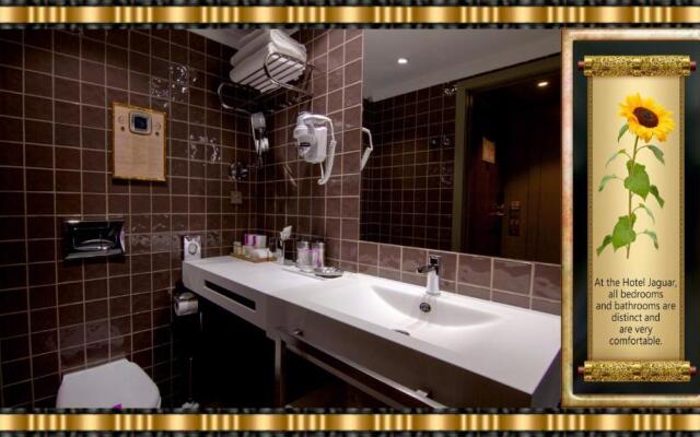 Hotel Jaguar Oporto - Airport to Hotel and City Center and Vice-Versa is a Free and Continuous Shuttle Service from 7AM to 8PM