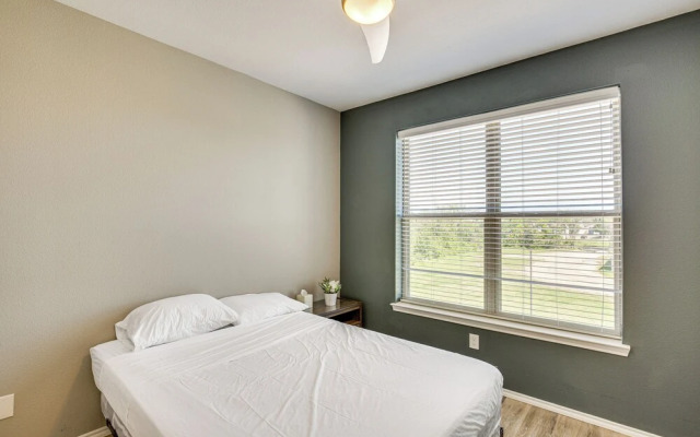 Close to Lakes, Parks & Winery: Bonham Apt