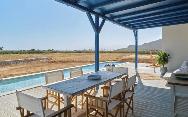 2 Bed Villa - Sleeps 6 - Pets - Pool - Parking