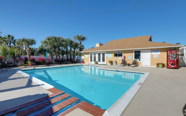Balcony & Pool Access: Condo in Galveston!
