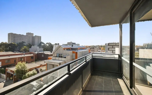 Comfy 2-bed Balcony Unit Near Chapel St