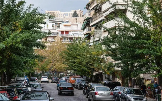 3C 's Athens: 700 meters to Acropolis