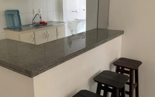 Apto c/2 quartos sendo uma suíte c/ar e 2banheiros