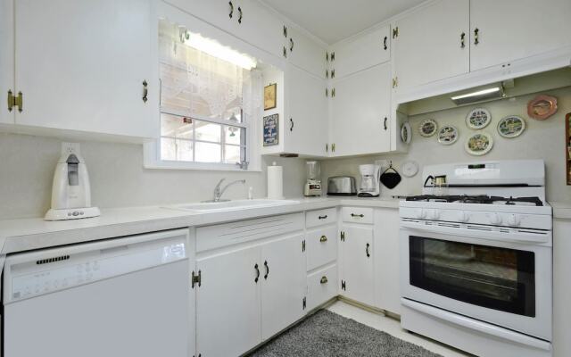 3BR 2BA Brentwood Home by RedAwning