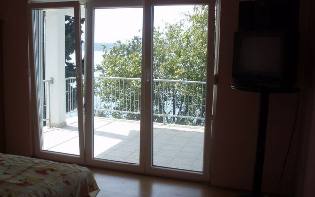 Apartment Dubravko - 5 m from beach : A2 Keko Maslenica, Zadar riviera