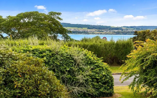 Serenity by the Lake - Lake Taupo Holiday Home