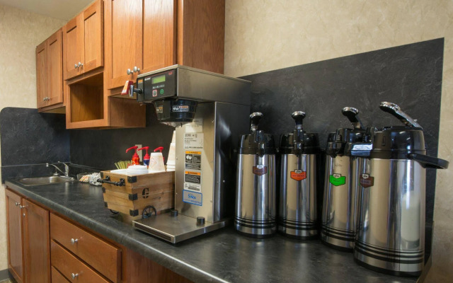 Red Roof Inn & Suites Dickinson