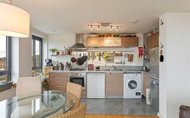 Amazing 2 Bed Apt W/balcony nr Stoke Newington