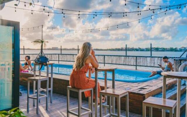 Señor Frogs Hostel - Adults Only